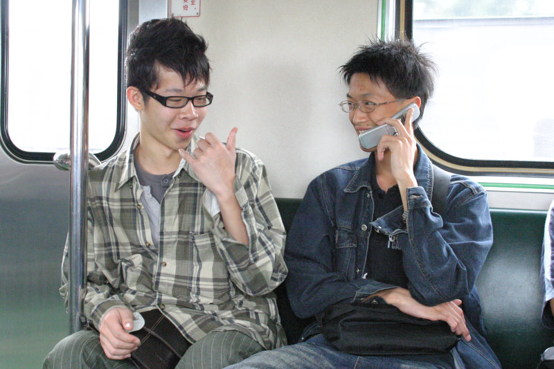 台灣鐵路旅遊攝影街拍帥哥交談旅客(1)2005-04-17攝影照片21