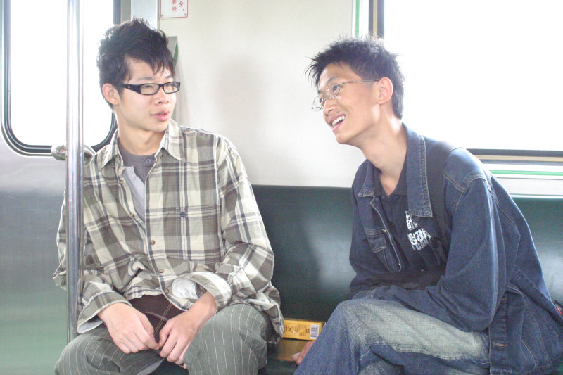 台灣鐵路旅遊攝影街拍帥哥交談旅客(1)2005-04-17攝影照片22