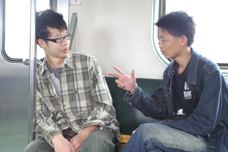 台灣鐵路旅遊攝影街拍帥哥交談旅客(1)2005-04-17攝影照片23