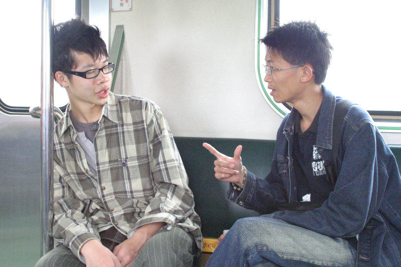 台灣鐵路旅遊攝影街拍帥哥交談旅客(1)2005-04-17攝影照片24