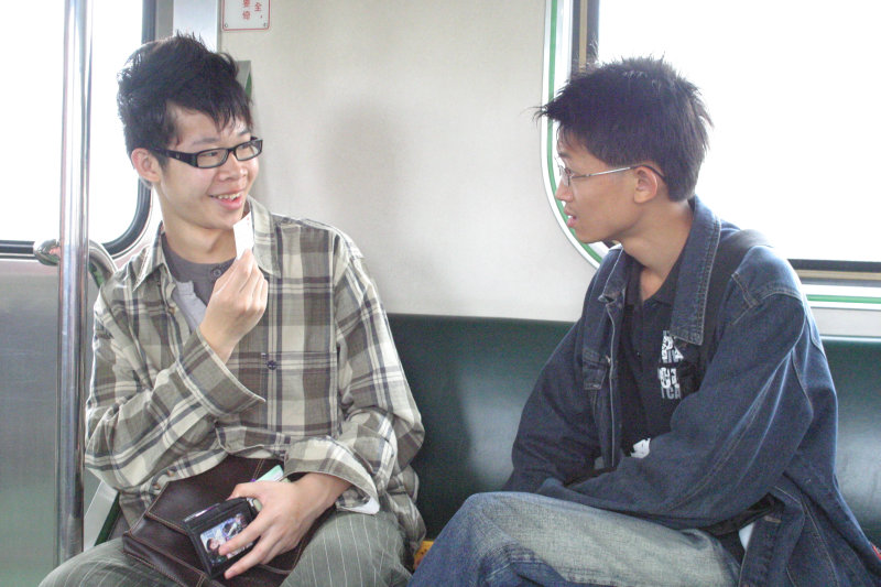 台灣鐵路旅遊攝影街拍帥哥交談旅客(1)2005-04-17攝影照片25