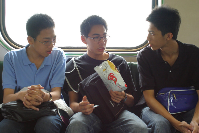 台灣鐵路旅遊攝影街拍帥哥交談旅客(1)2005-04-23攝影照片44