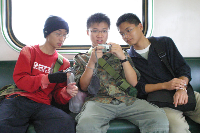 台灣鐵路旅遊攝影街拍帥哥交談旅客(2)2005-04-17攝影照片1