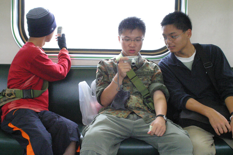 台灣鐵路旅遊攝影街拍帥哥交談旅客(2)2005-04-17攝影照片2