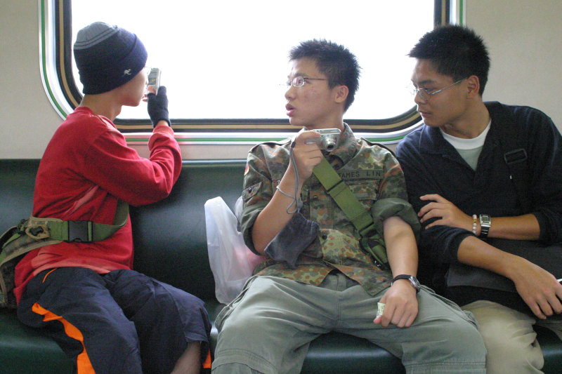 台灣鐵路旅遊攝影街拍帥哥交談旅客(2)2005-04-17攝影照片3