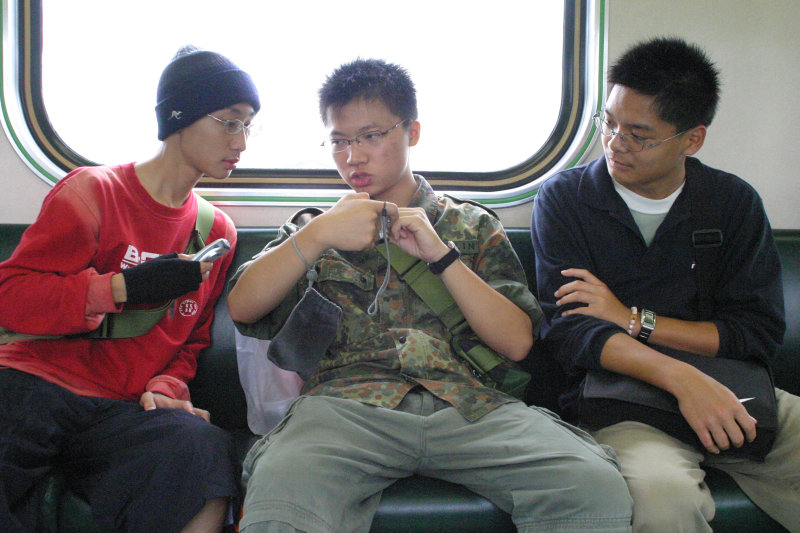 台灣鐵路旅遊攝影街拍帥哥交談旅客(2)2005-04-17攝影照片4
