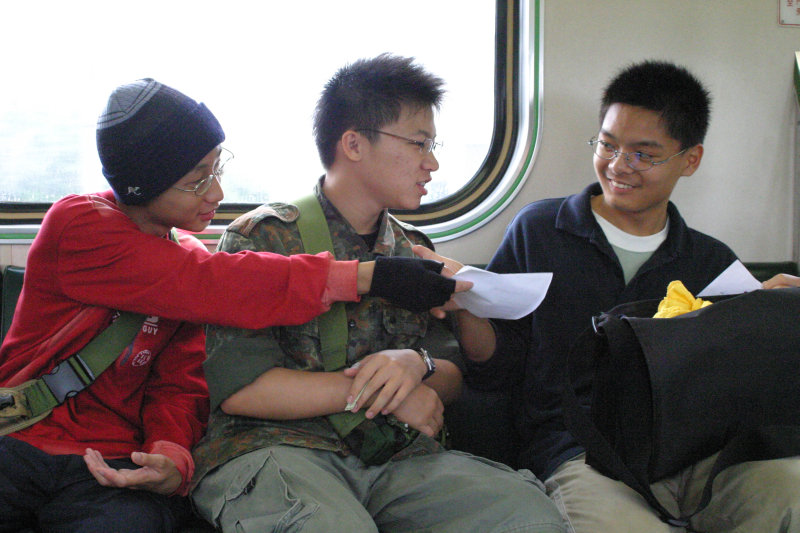 台灣鐵路旅遊攝影街拍帥哥交談旅客(2)2005-04-17攝影照片5