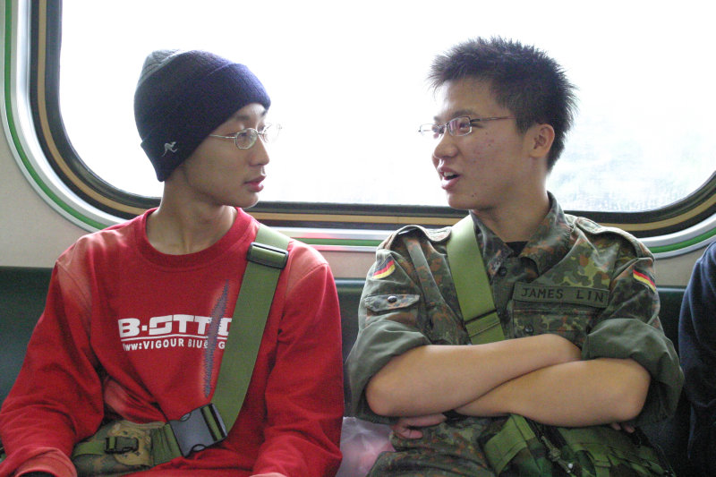 台灣鐵路旅遊攝影街拍帥哥交談旅客(2)2005-04-17攝影照片6