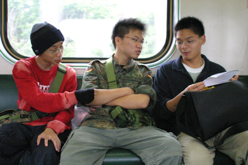 台灣鐵路旅遊攝影街拍帥哥交談旅客(2)2005-04-17攝影照片7