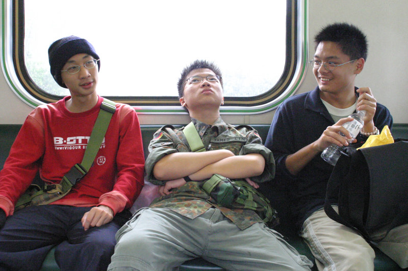 台灣鐵路旅遊攝影街拍帥哥交談旅客(2)2005-04-17攝影照片8