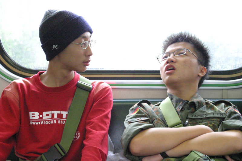 台灣鐵路旅遊攝影街拍帥哥交談旅客(2)2005-04-17攝影照片9