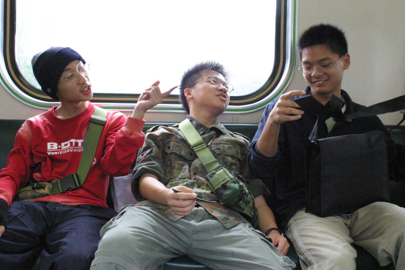 台灣鐵路旅遊攝影街拍帥哥交談旅客(2)2005-04-17攝影照片10
