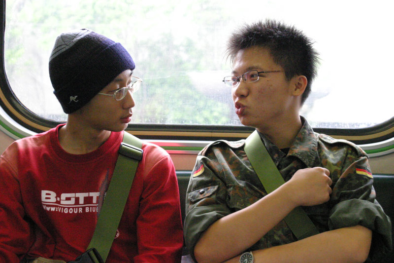 台灣鐵路旅遊攝影街拍帥哥交談旅客(2)2005-04-17攝影照片11