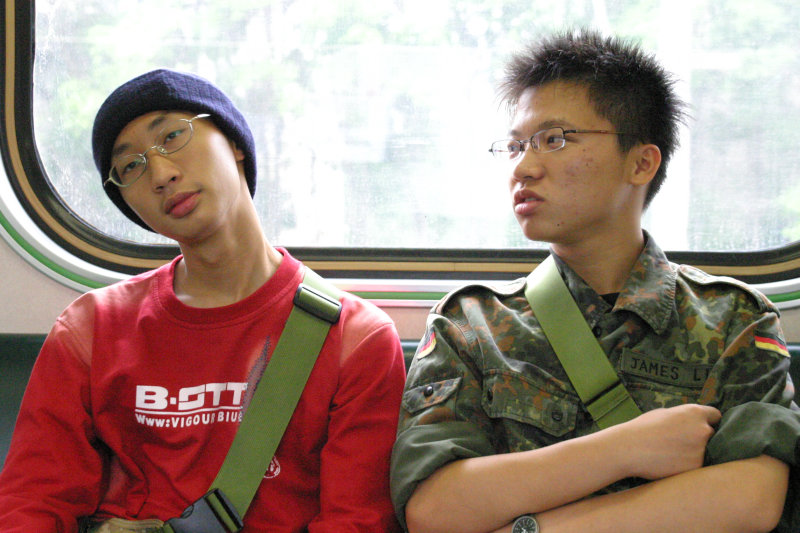台灣鐵路旅遊攝影街拍帥哥交談旅客(2)2005-04-17攝影照片12