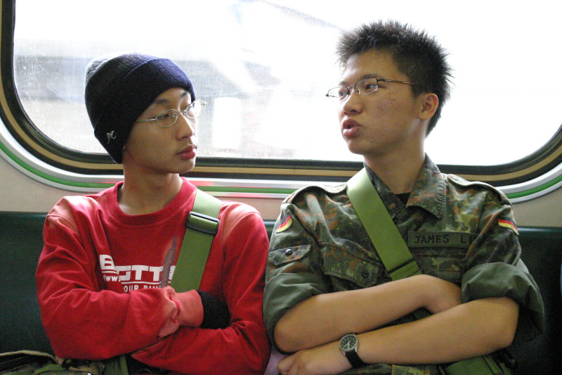 台灣鐵路旅遊攝影街拍帥哥交談旅客(2)2005-04-17攝影照片13