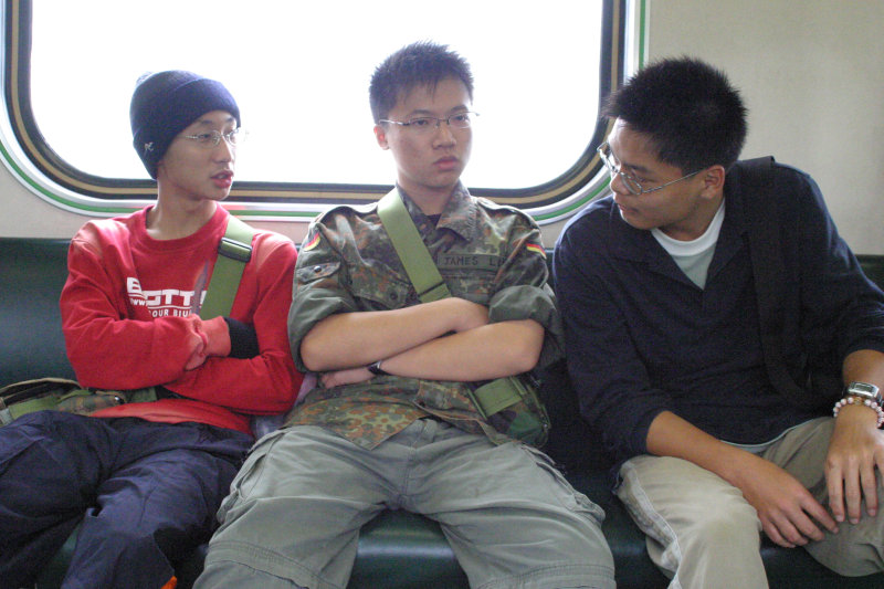 台灣鐵路旅遊攝影街拍帥哥交談旅客(2)2005-04-17攝影照片14