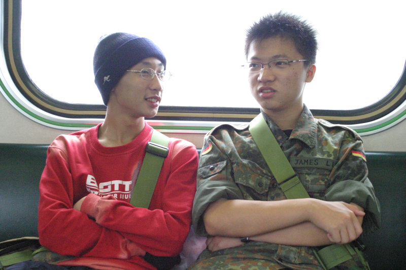 台灣鐵路旅遊攝影街拍帥哥交談旅客(2)2005-04-17攝影照片15