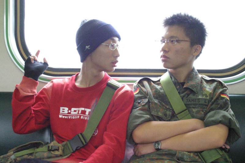 台灣鐵路旅遊攝影街拍帥哥交談旅客(2)2005-04-17攝影照片16
