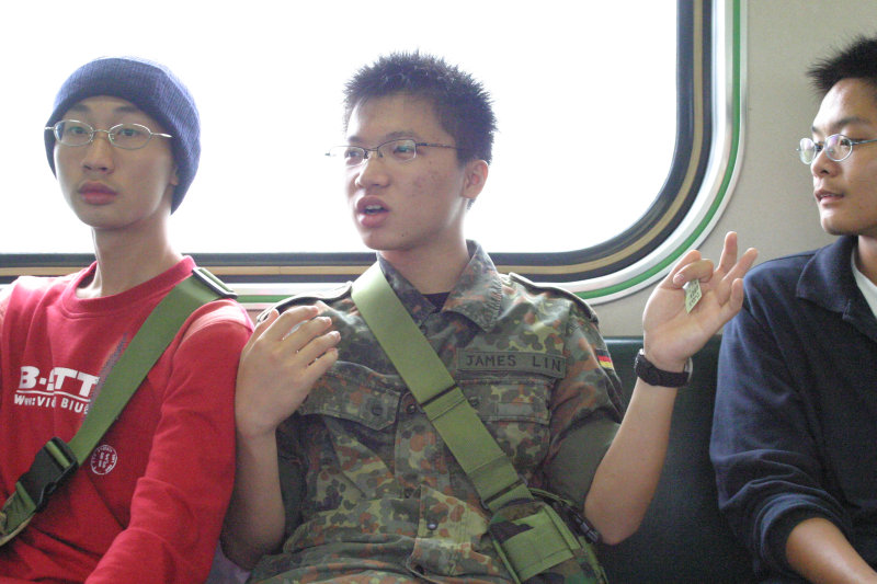台灣鐵路旅遊攝影街拍帥哥交談旅客(2)2005-04-17攝影照片17
