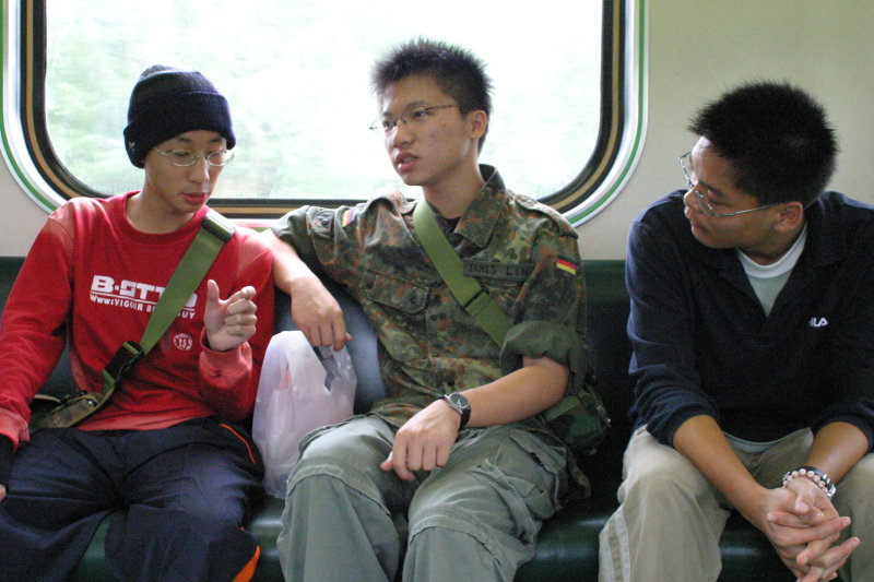 台灣鐵路旅遊攝影街拍帥哥交談旅客(2)2005-04-17攝影照片18