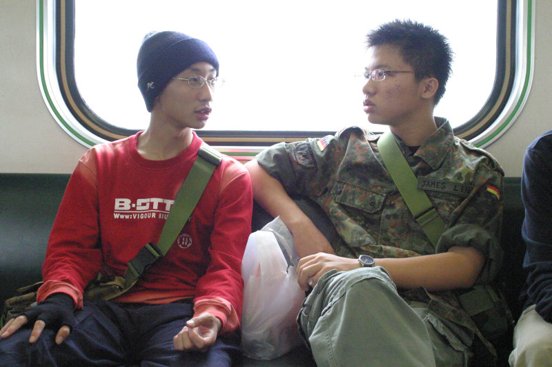 台灣鐵路旅遊攝影街拍帥哥交談旅客(2)2005-04-17攝影照片20