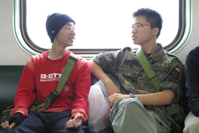 台灣鐵路旅遊攝影街拍帥哥交談旅客(2)2005-04-17攝影照片21