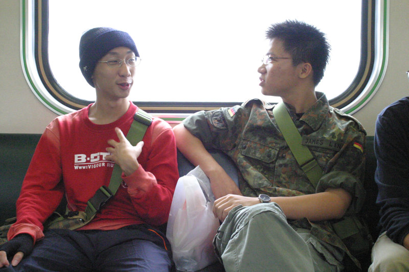 台灣鐵路旅遊攝影街拍帥哥交談旅客(2)2005-04-17攝影照片22