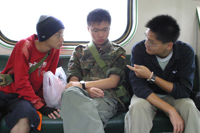 台灣鐵路旅遊攝影街拍帥哥交談旅客(2)2005-04-17攝影照片23