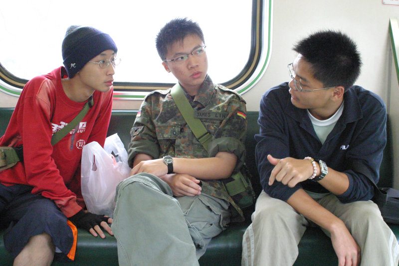 台灣鐵路旅遊攝影街拍帥哥交談旅客(2)2005-04-17攝影照片24