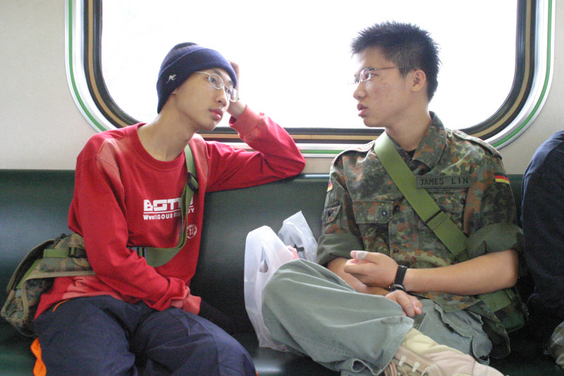 台灣鐵路旅遊攝影街拍帥哥交談旅客(2)2005-04-17攝影照片25