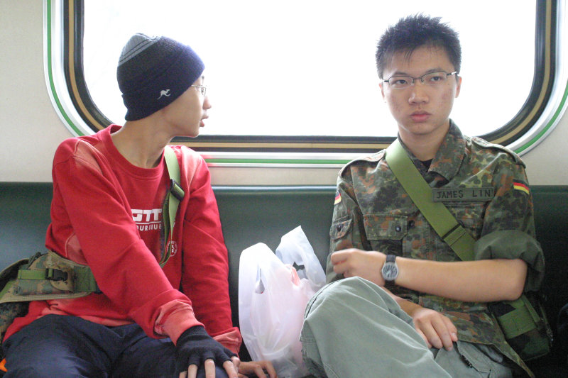 台灣鐵路旅遊攝影街拍帥哥交談旅客(2)2005-04-17攝影照片27