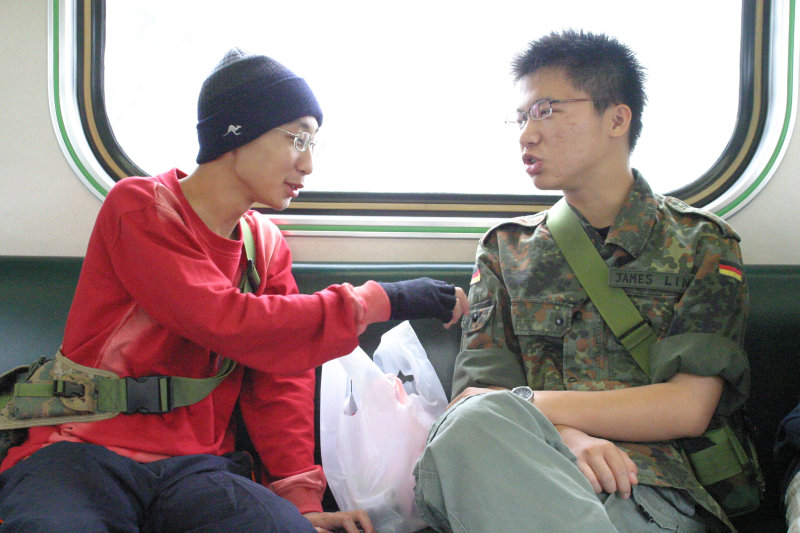 台灣鐵路旅遊攝影街拍帥哥交談旅客(2)2005-04-17攝影照片28