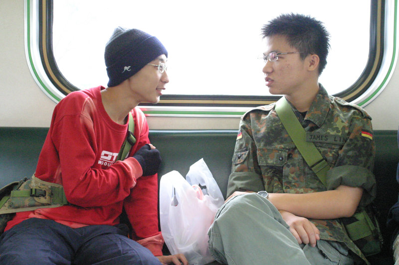 台灣鐵路旅遊攝影街拍帥哥交談旅客(2)2005-04-17攝影照片29