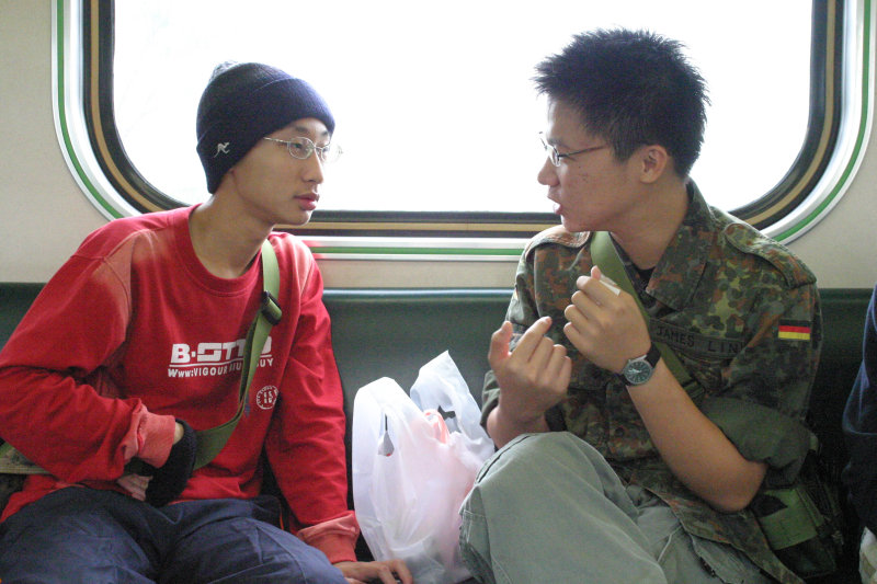 台灣鐵路旅遊攝影街拍帥哥交談旅客(2)2005-04-17攝影照片30