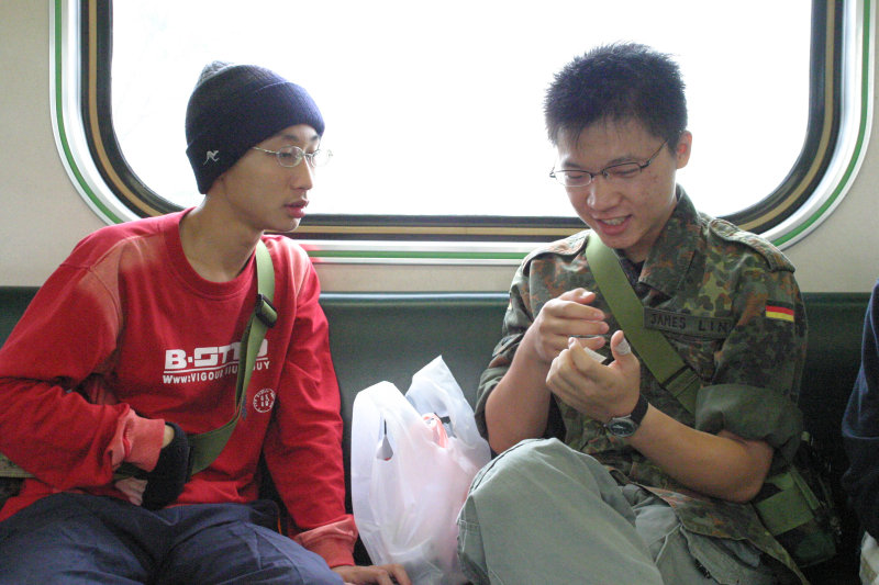 台灣鐵路旅遊攝影街拍帥哥交談旅客(2)2005-04-17攝影照片31