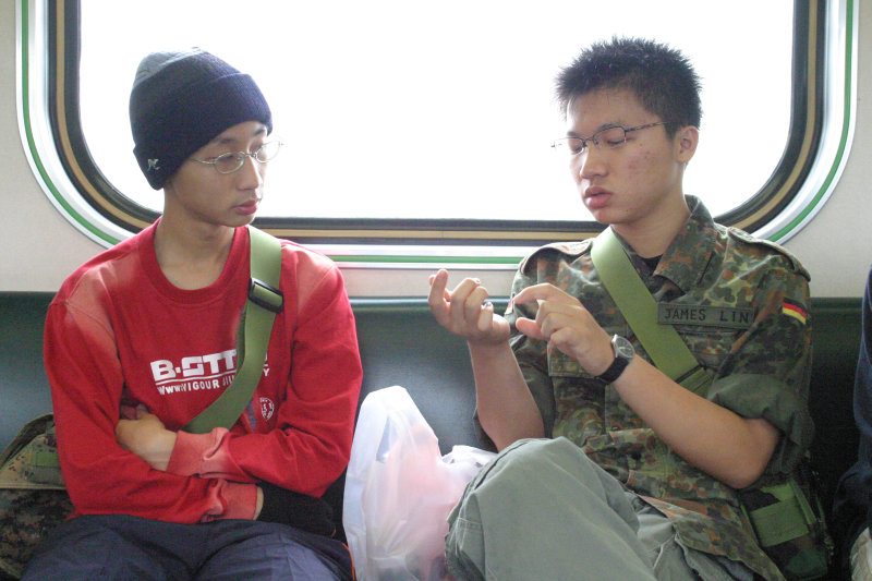 台灣鐵路旅遊攝影街拍帥哥交談旅客(2)2005-04-17攝影照片32