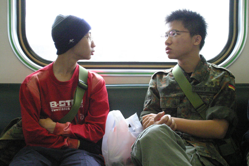 台灣鐵路旅遊攝影街拍帥哥交談旅客(2)2005-04-17攝影照片33