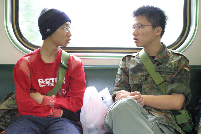 台灣鐵路旅遊攝影街拍帥哥交談旅客(2)2005-04-17攝影照片34