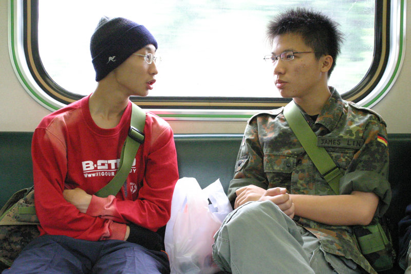 台灣鐵路旅遊攝影街拍帥哥交談旅客(2)2005-04-17攝影照片35