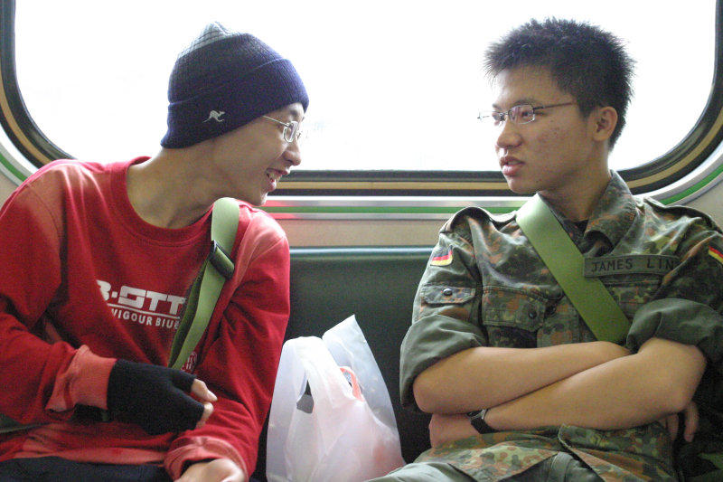 台灣鐵路旅遊攝影街拍帥哥交談旅客(2)2005-04-17攝影照片36