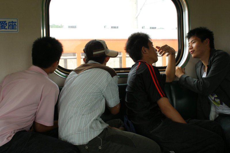 台灣鐵路旅遊攝影街拍帥哥交談旅客(2)2005-04-23攝影照片2
