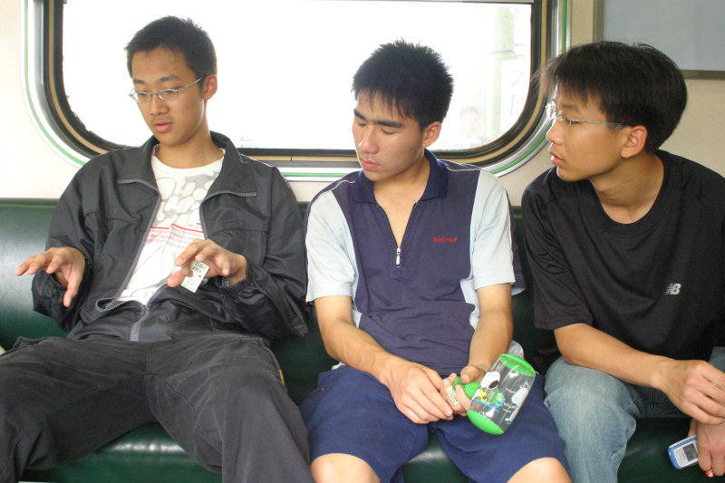 台灣鐵路旅遊攝影街拍帥哥交談旅客(2)2005-04-23攝影照片4