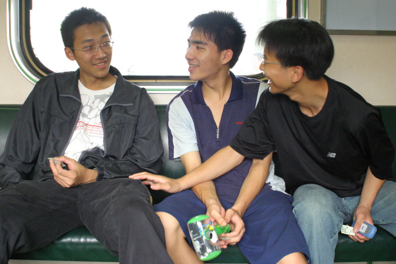 台灣鐵路旅遊攝影街拍帥哥交談旅客(2)2005-04-23攝影照片6
