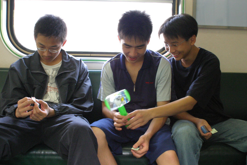 台灣鐵路旅遊攝影街拍帥哥交談旅客(2)2005-04-23攝影照片13