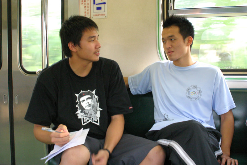 台灣鐵路旅遊攝影街拍帥哥交談旅客(2)2005-07-09攝影照片15