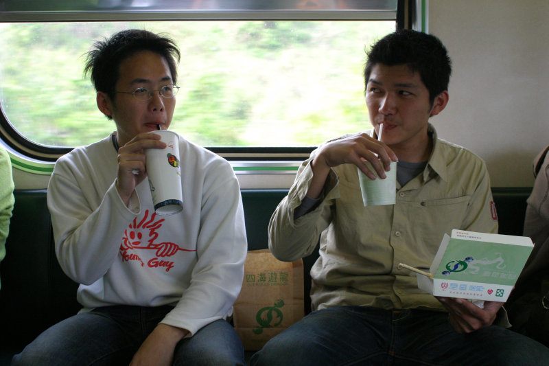台灣鐵路旅遊攝影街拍帥哥交談旅客2005-04-05攝影照片8