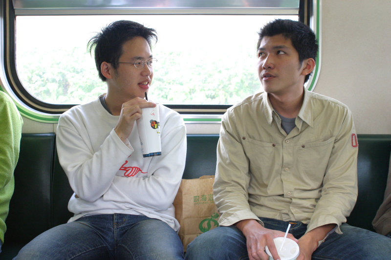 台灣鐵路旅遊攝影街拍帥哥交談旅客2005-04-05攝影照片15