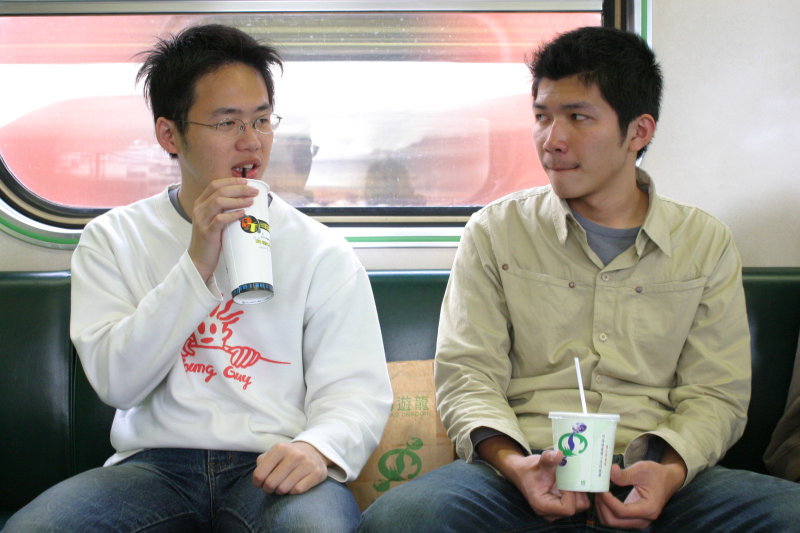 台灣鐵路旅遊攝影街拍帥哥交談旅客2005-04-05攝影照片42