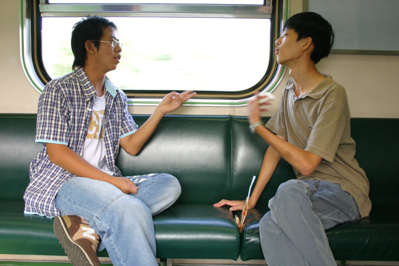 台灣鐵路旅遊攝影街拍帥哥交談旅客2005-07-16攝影照片3