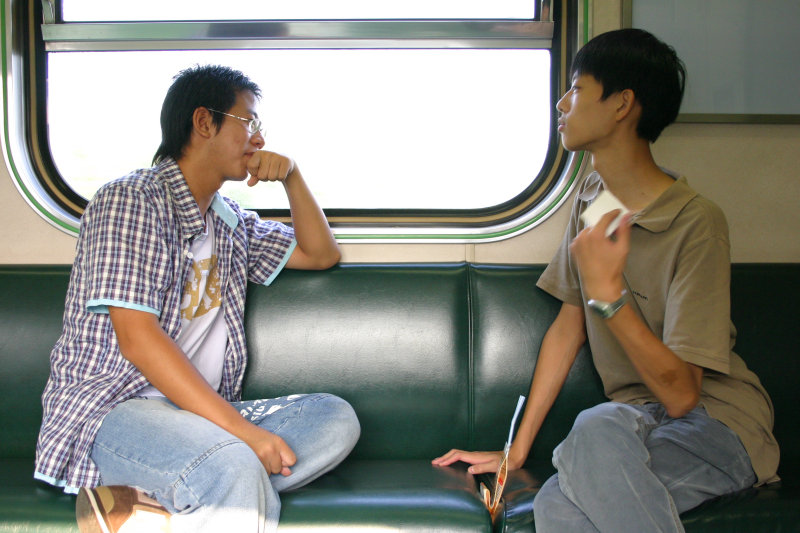 台灣鐵路旅遊攝影街拍帥哥交談旅客2005-07-16攝影照片4